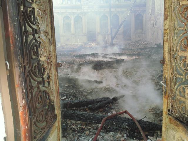 Koroni Kirche am Friedhof in Flammen