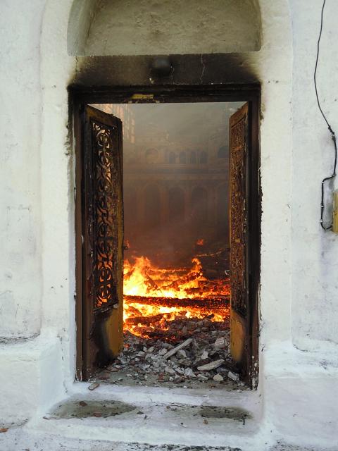 Koroni Kirche am Friedhof in Flammen