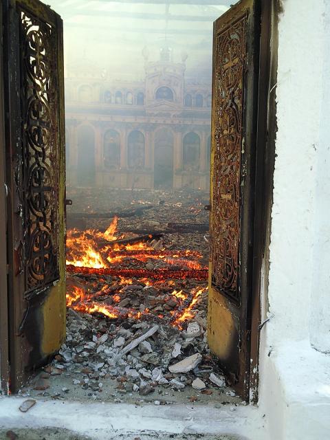 Koroni Kirche am Friedhof in Flammen