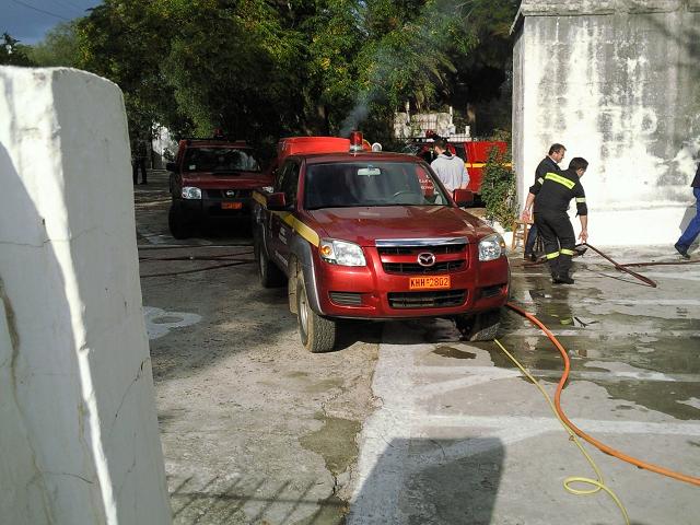 Koroni Kirche am Friedhof in Flammen