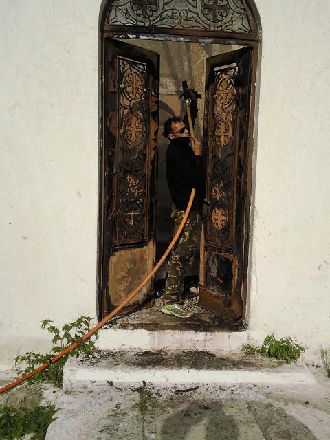 Koroni Kirche am Friedhof in Flammen